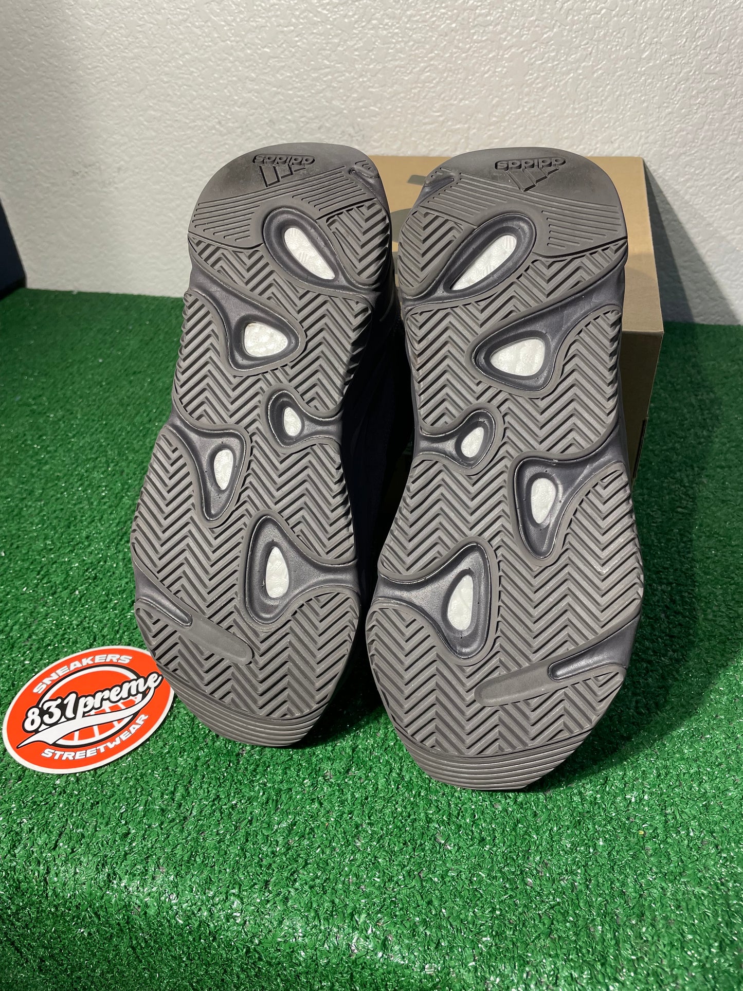 (Used Size 8M) Yeezy 700 V2 Vanta