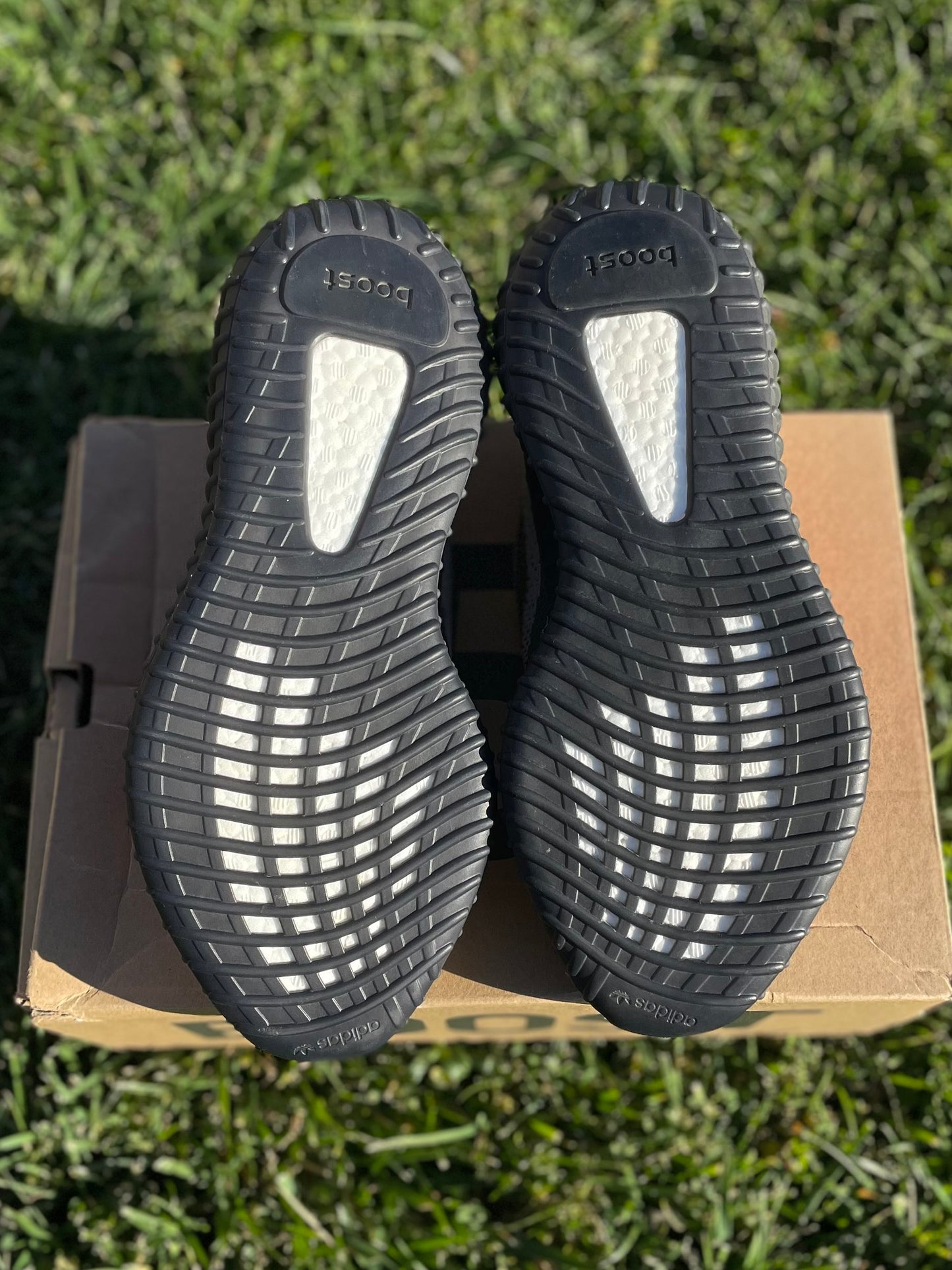 (Used Size 10.5M) Yeezy 350 V2 Carbon Beluga