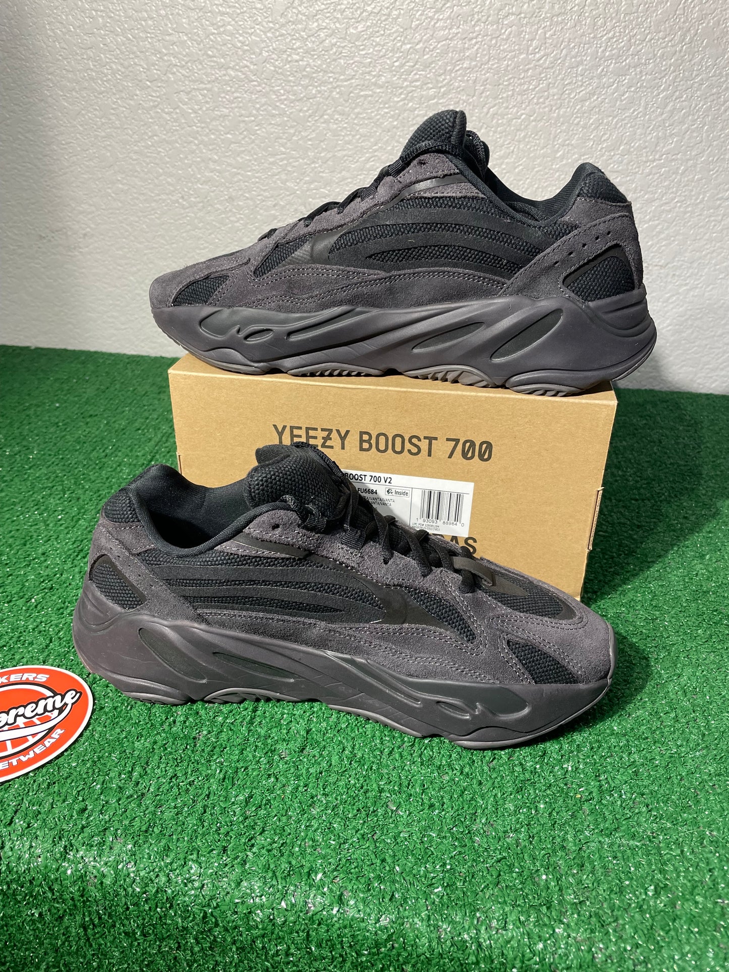 (Used Size 8M) Yeezy 700 V2 Vanta