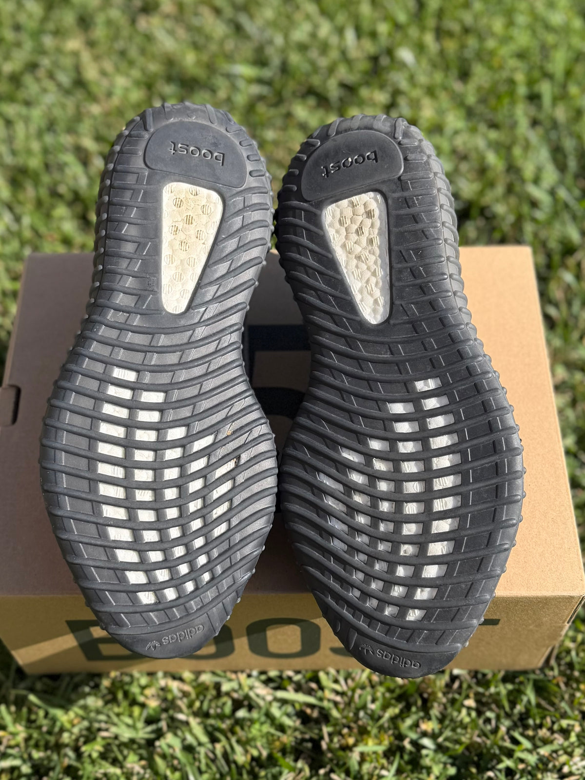 (Used Size 11M) Yeezy 350 V2 Carbon Beluga