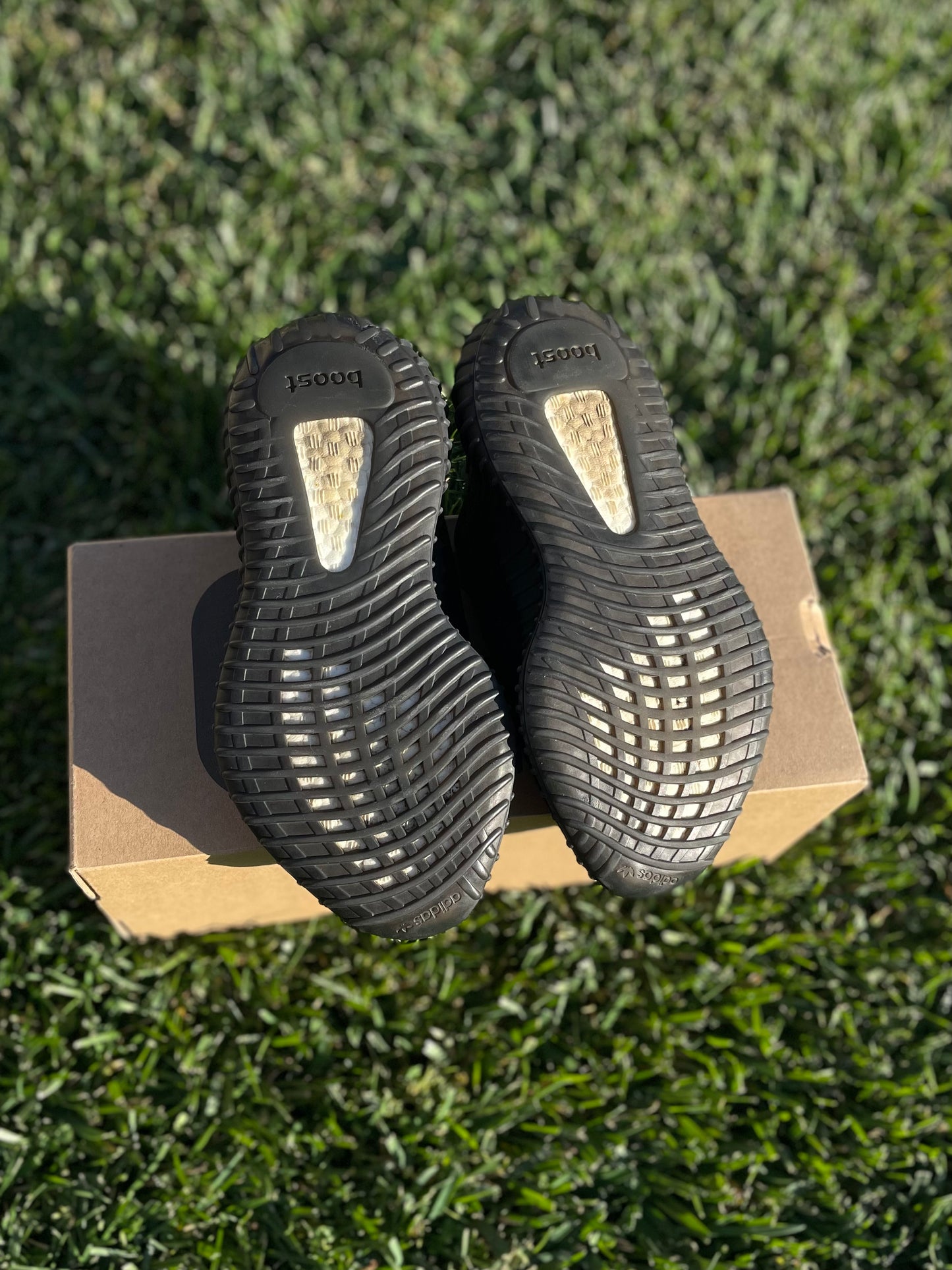 (Used Size 4M) Yeezy 350 V2 Bred