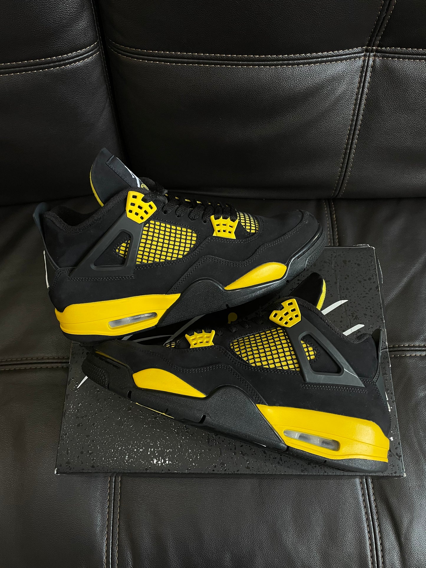 (Used Size 10.5M) Jordan 4 Thunder (2023)