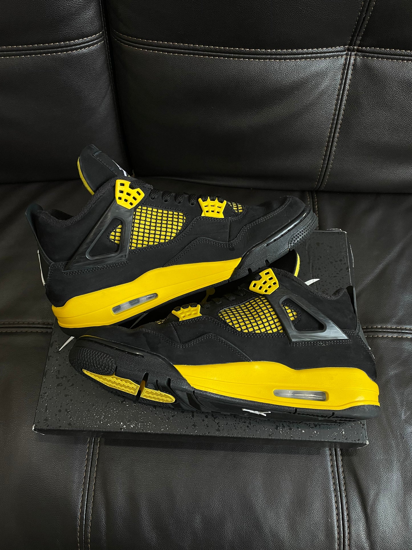 (Used Size 10.5M) Jordan 4 Thunder (2023)