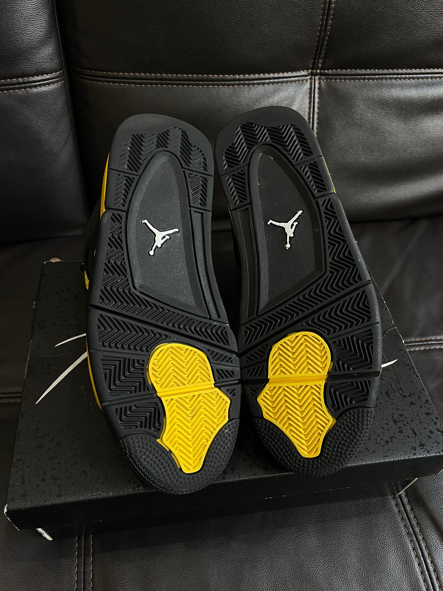 (Used Size 10.5M) Jordan 4 Thunder (2023)