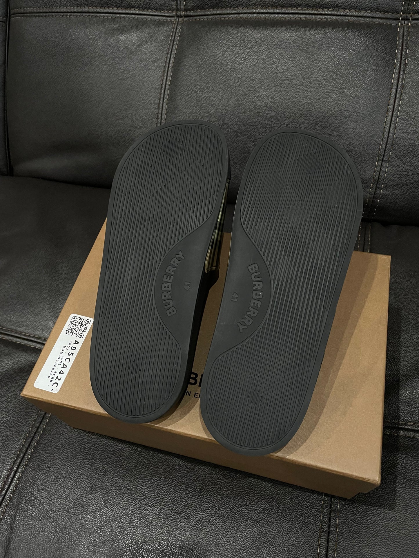 (Used Size 8M) Burberry Check Slides