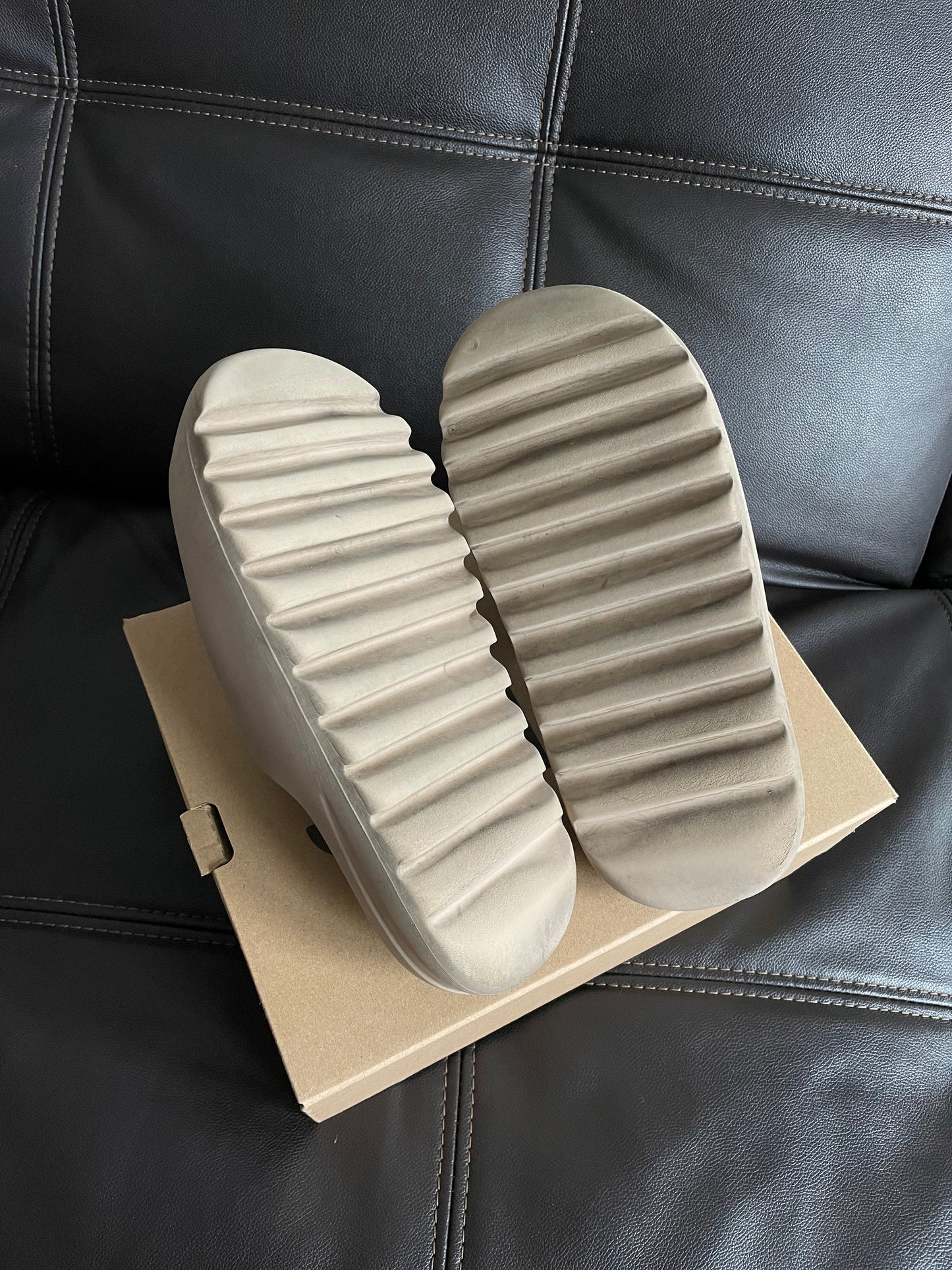 (Used Size 10M) Yeezy Slide Pure (Fits 8M-9M)