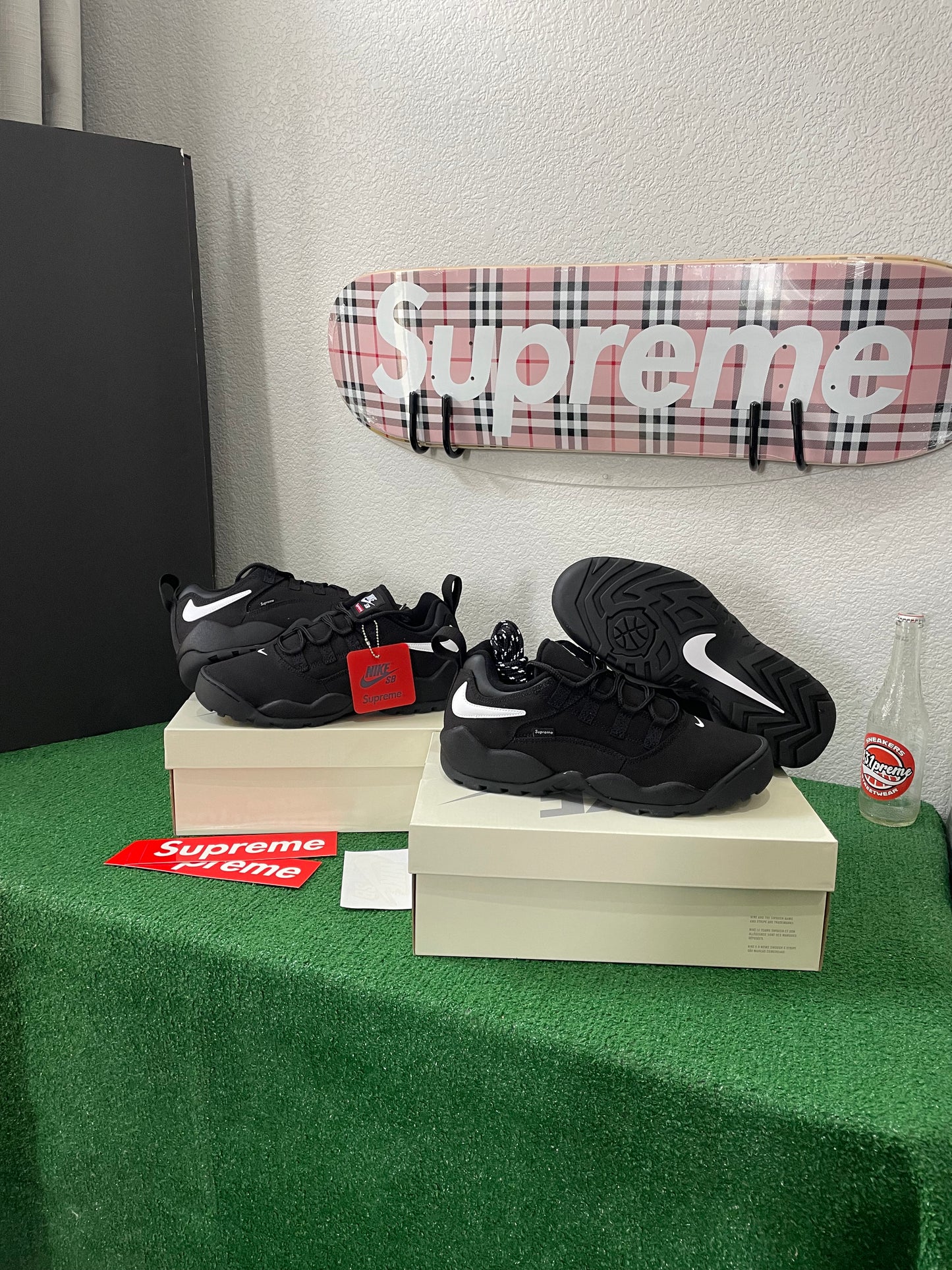 Nike Supreme SB Darwin Low Black