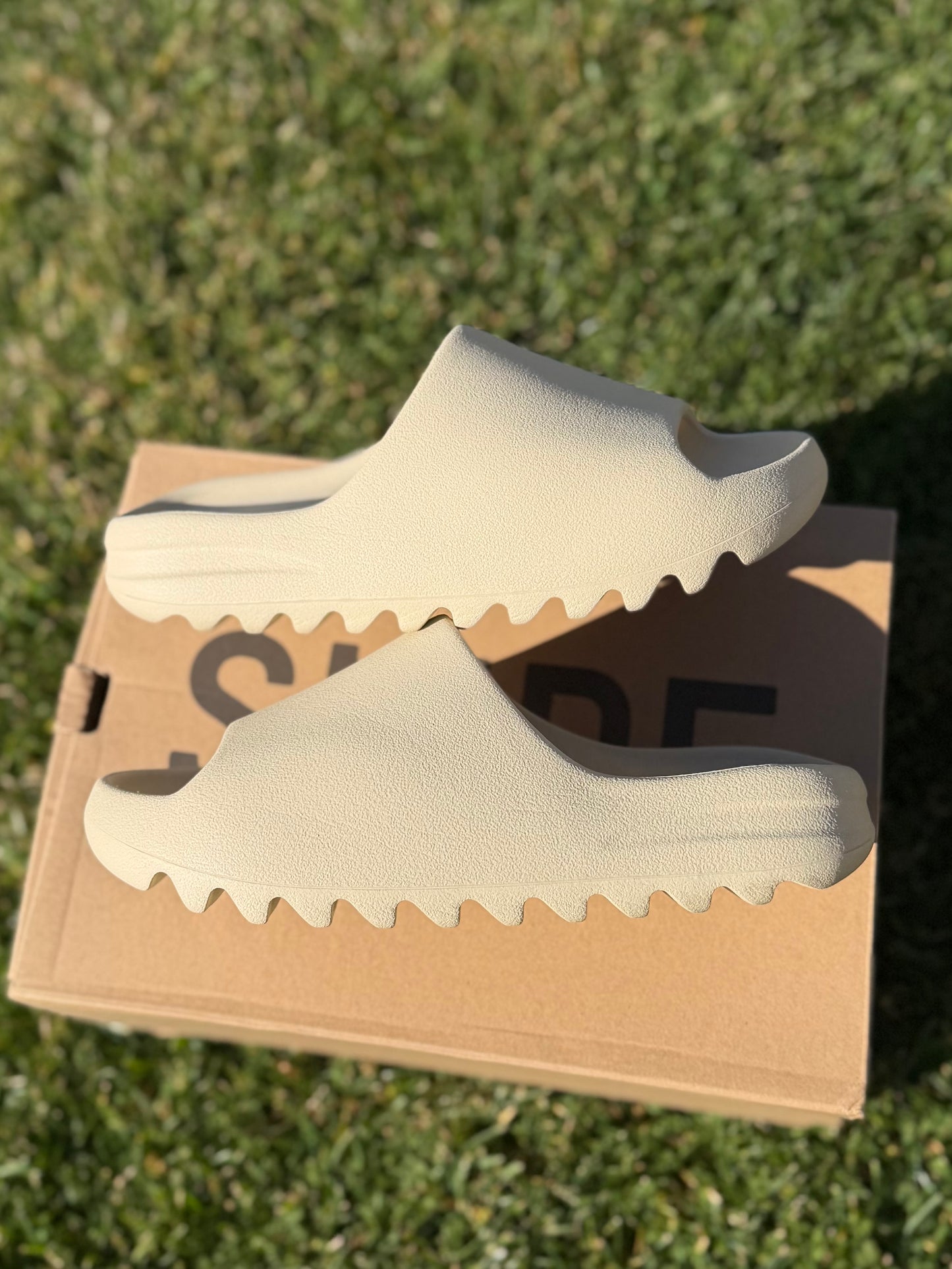 (Used Size 9M) Yeezy Slide Bone