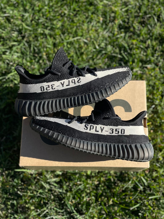 (Used Size 10.5M) Yeezy 350 V2 Oreo