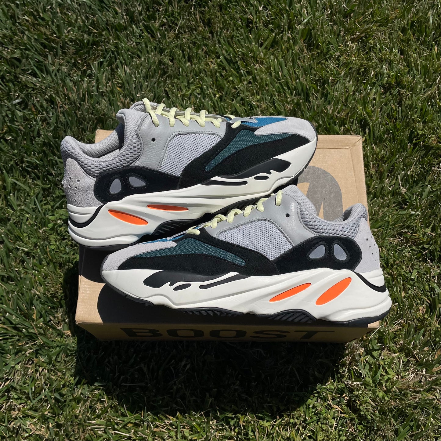 (Used Size 9.5M) Yeezy 700 Wave Runner