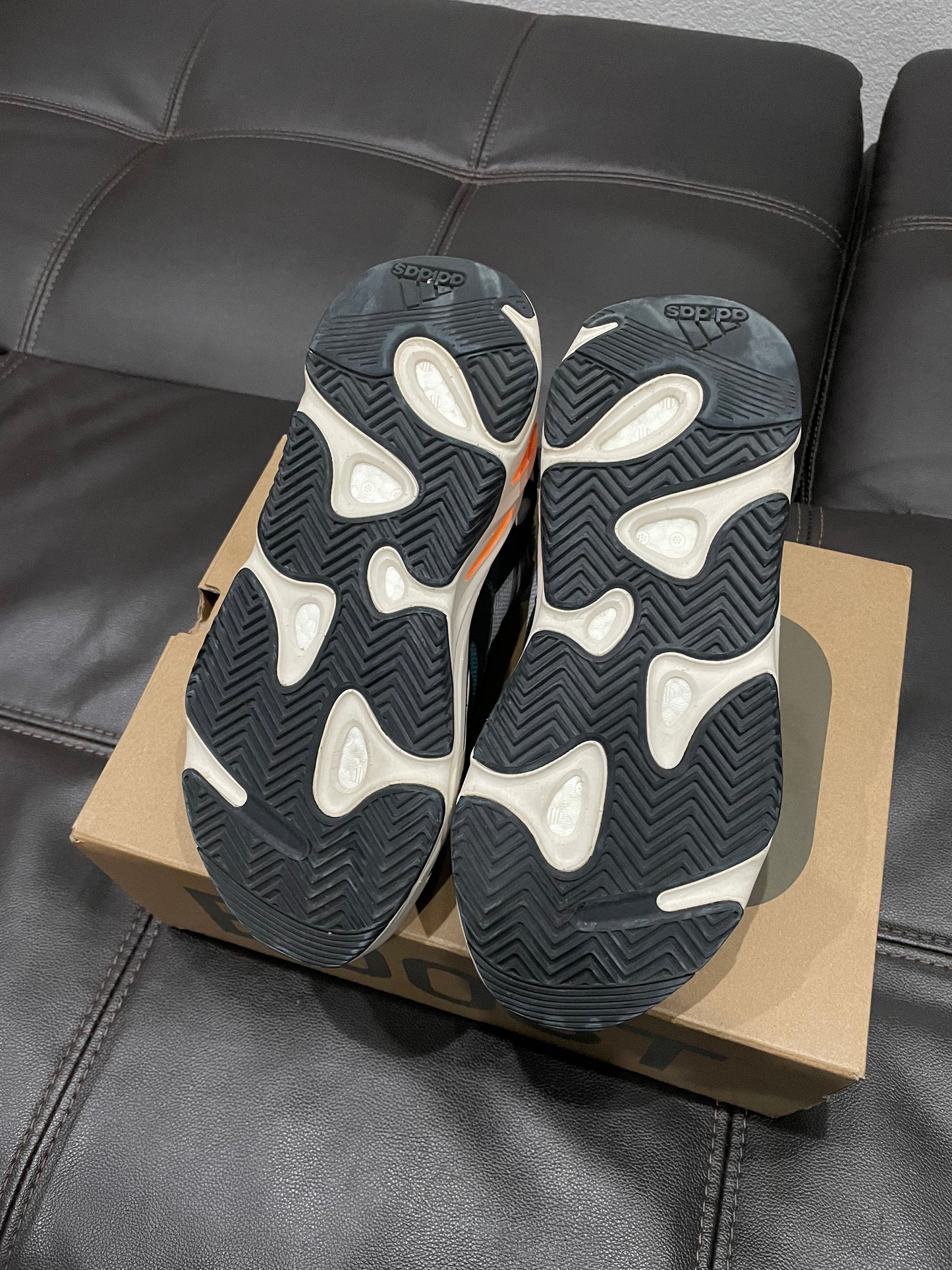 (Used Size 8.5M) Yeezy 700 Wave Runner