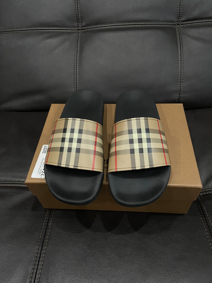 (Used Size 8M) Burberry Check Slides