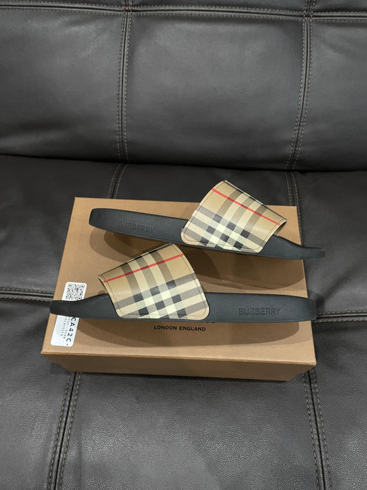 (Used Size 8M) Burberry Check Slides