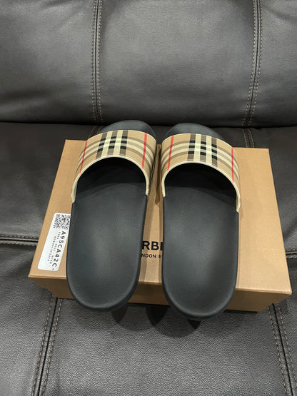 (Used Size 8M) Burberry Check Slides
